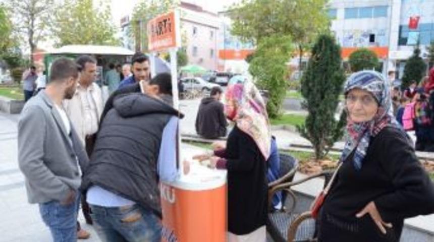 Ak Gençler Partiye Üye Yapıyor