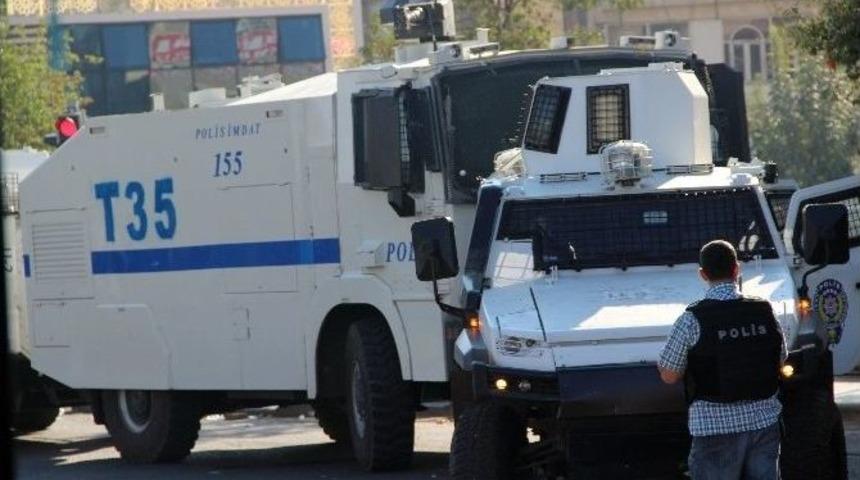 Diyarbakır&rsquo;da Sokağa &Ccedil;ıkma Yasağının Ardından &Ccedil;atışmalar Başladı