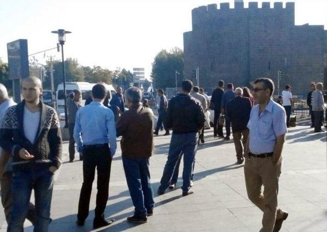 Diyarbakır’da Sokağa Çıkma Yasağının Ardından Çatışmalar Başladı