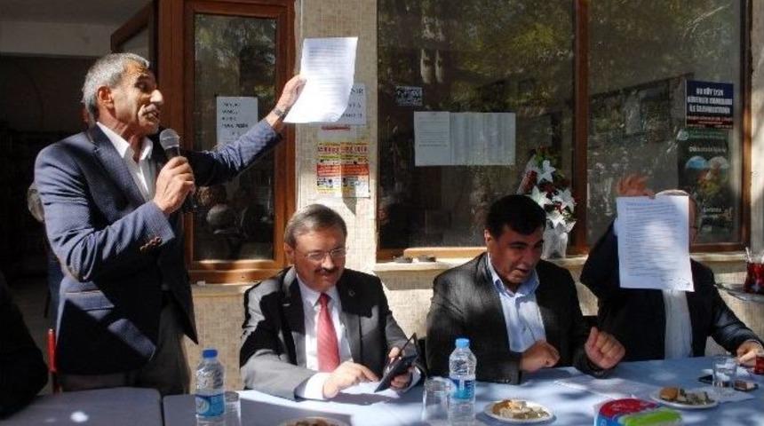 K&ouml;y Muhtarı Milletvekili Adaylarını Elinde Talep Listesiyle Karşıladı