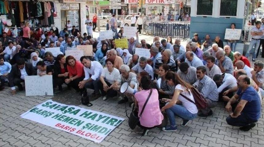 Kanlı Saldırıyı Oturup Şarkı S&ouml;yleyerek Protesto Ettiler