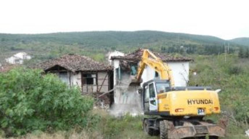 Hatipk&ouml;y&rsquo;de 2 Harabe Yapı Yıkıldı