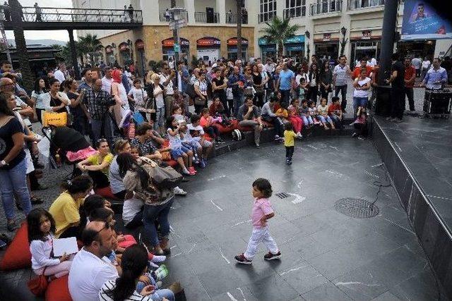 Ünlü Mankenler Terörü Lanetledi