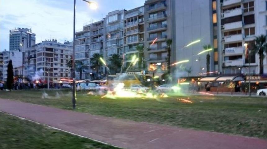 İzmir&rsquo;de Polise Havai Fişek Ve Taşlarla Saldırı