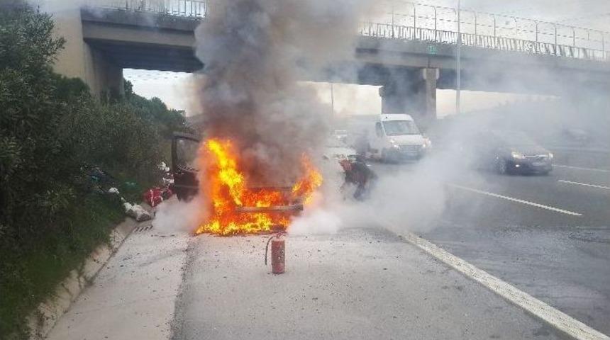 (&ouml;zel Haber)tem Otoyolunda Ara&ccedil; Yangını