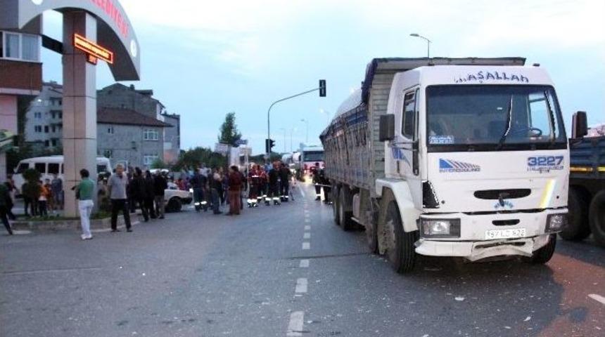 Kavşakta Otomobille Kamyon &Ccedil;arpıştı: 1 Yaralı