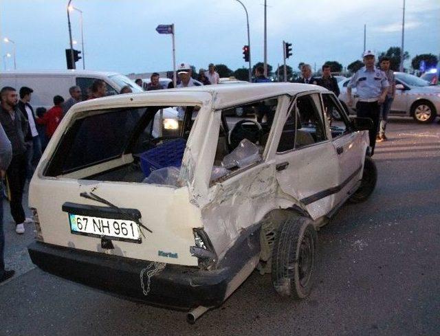 Kavşakta Otomobille Kamyon Çarpıştı: 1 Yaralı