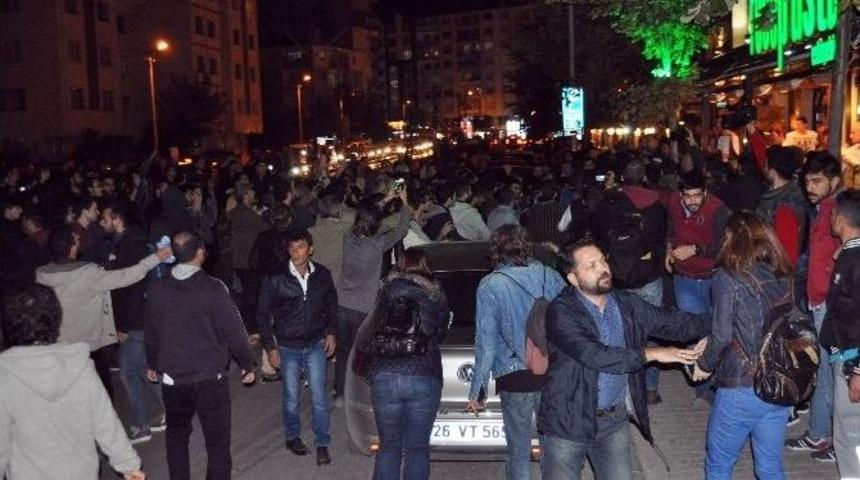 Ankara&rsquo;da Yaşanan Patlama Olayına Tepki G&ouml;steren Grup Polise Saldırdı