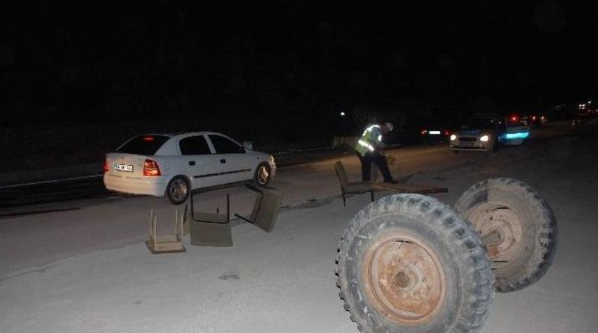 Otomobil Trakt&ouml;re Arkadan &Ccedil;arptı: 3 Yaralı