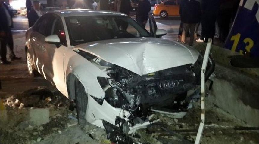 Kontrolden &Ccedil;ıkan Otomobil, Beton Bariyere &Ccedil;arptı