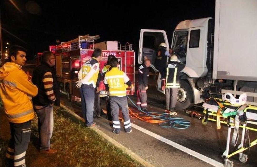 Kaza Yaptığı Kamyonun İ&ccedil;inde 1 Bu&ccedil;uk Saat Kurtarılmayı Bekledi