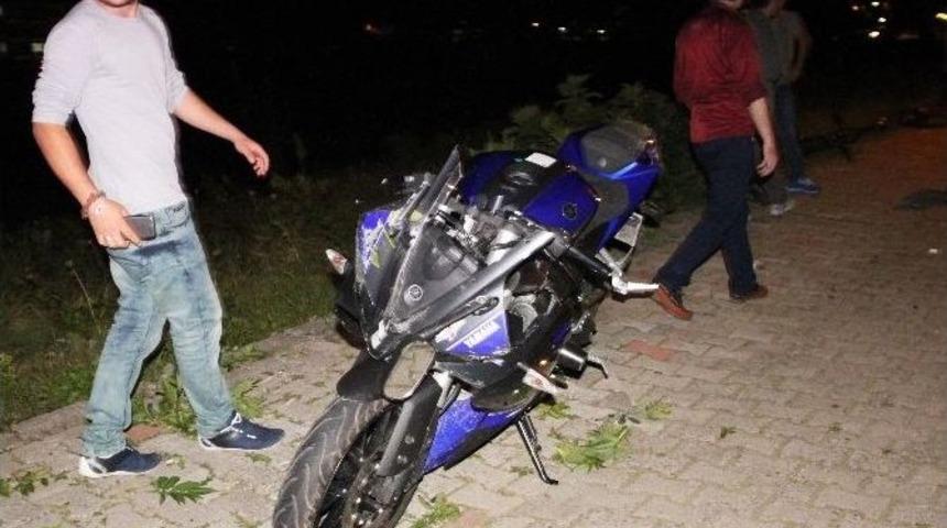 Motosiklet İle Kamyonet &Ccedil;arpıştı: 2 Yaralı