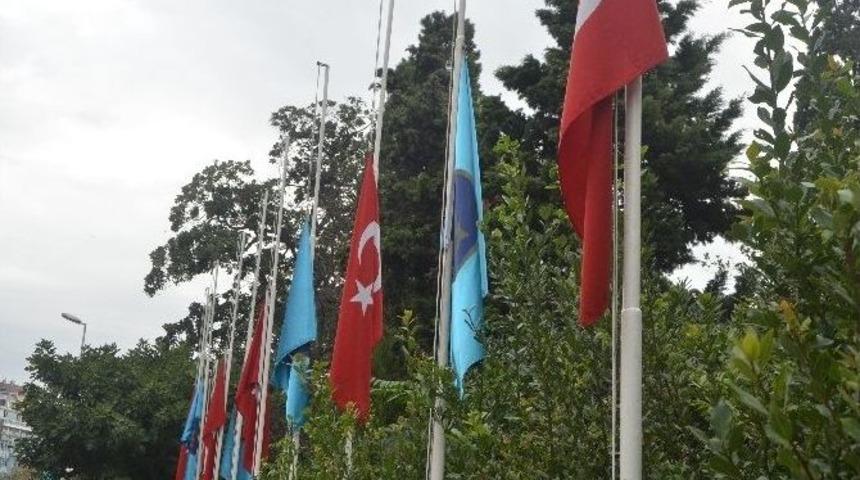 3 G&uuml;n Yas İlan Edildi, Bayraklar Yarıya İndirildi