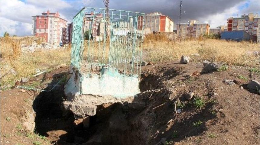 15 G&uuml;n Boyunca Mezar Kazıp Define Aradılar