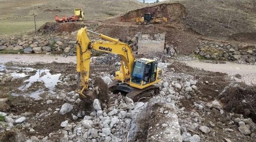 B&uuml;y&uuml;kşehir, Kırsala Menfez Ve İstinat Duvarı Yapıyor