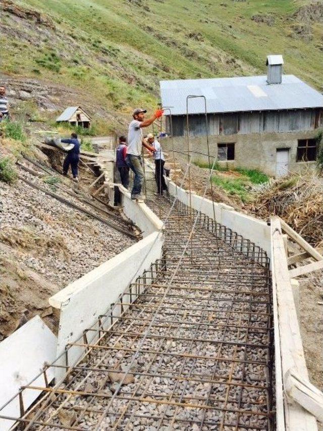 Büyükşehir, Kırsala Menfez Ve İstinat Duvarı Yapıyor