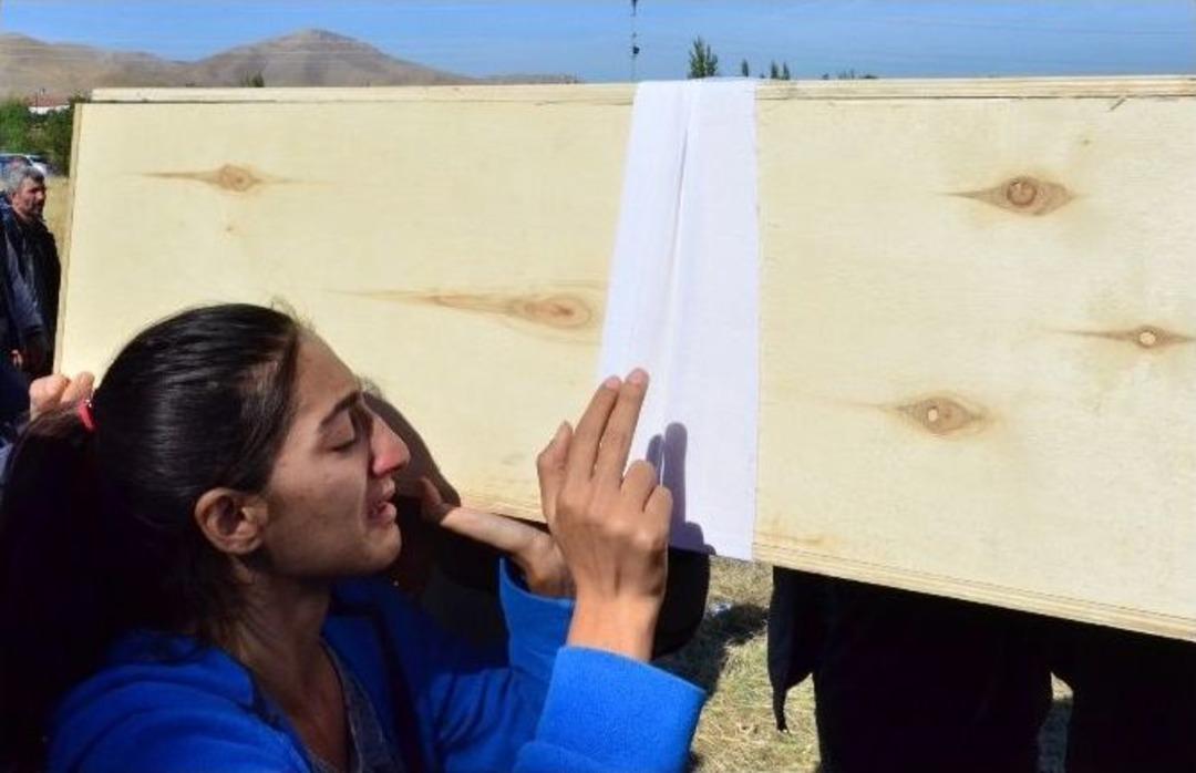 Ankara&rsquo;daki Bombalı Saldırıda &Ouml;len Gen&ccedil; Toprağa Verildi