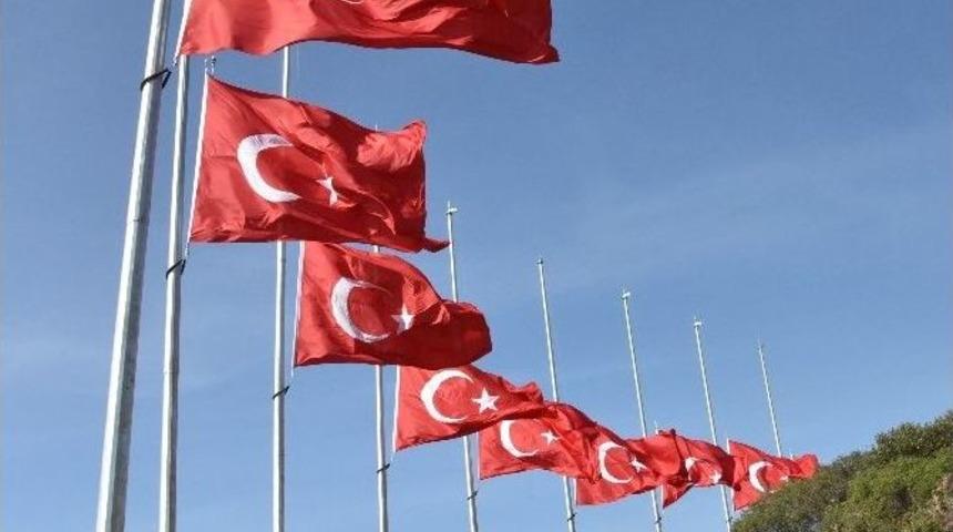 Alanya Belediyesi&rsquo;nden Seyir Terasına 9 Adet Dev T&uuml;rk Bayrağı