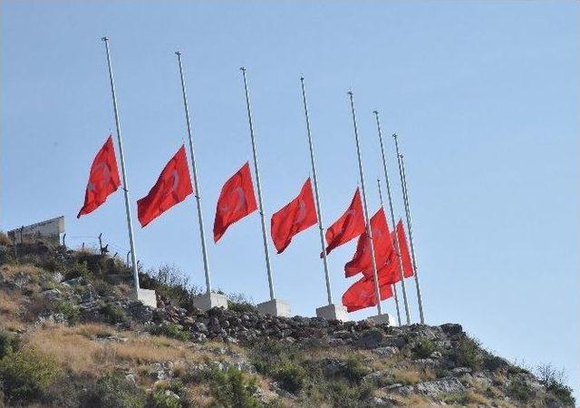 Alanya Belediyesi’nden Seyir Terasına 9 Adet Dev Türk Bayrağı