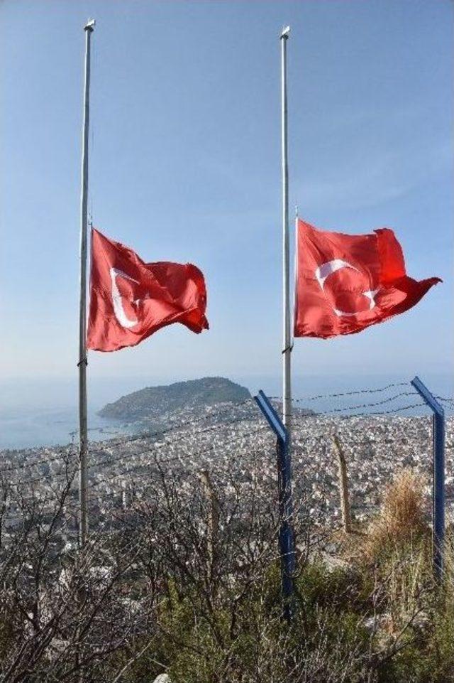 Alanya Belediyesi’nden Seyir Terasına 9 Adet Dev Türk Bayrağı