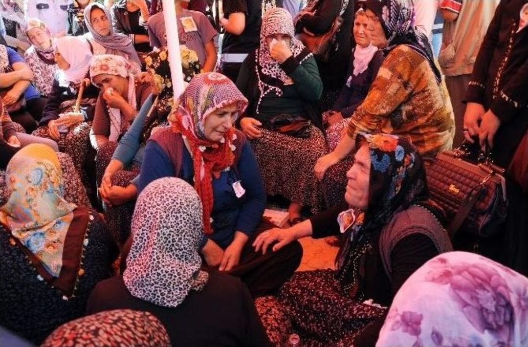 Şehit Polis T&uuml;rk&ccedil;e Ve K&uuml;rt&ccedil;e Ağıtlarla Uğurlandı