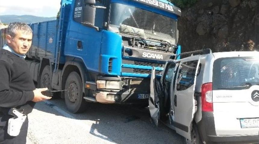 Kamyonla Kamyonet &Ccedil;arpıştı: 1 Yaralı