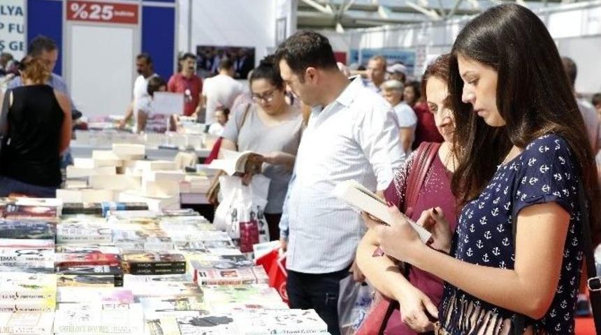 Konyaaltı Kitap Fuarı&rsquo;na Kitapseverlerin İlgisi Yoğun