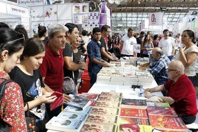 Konyaaltı Kitap Fuarı’na Kitapseverlerin İlgisi Yoğun