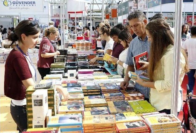 Konyaaltı Kitap Fuarı’na Kitapseverlerin İlgisi Yoğun