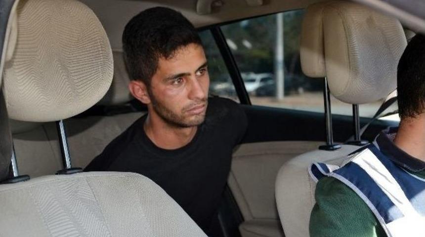 Sigara Ka&ccedil;ak&ccedil;ısı Ka&ccedil;arken Polise &Ccedil;arptı