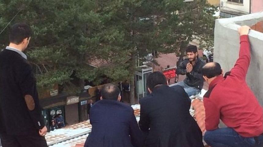 Gerede&rsquo;de &Ccedil;atıya &Ccedil;ıkan İş&ccedil;iyi Belediye Başkanı İkna Etti