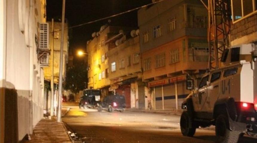 Siirt&rsquo;te Polis Ara&ccedil;larına Molotoflu Ve Taşlı Saldırı