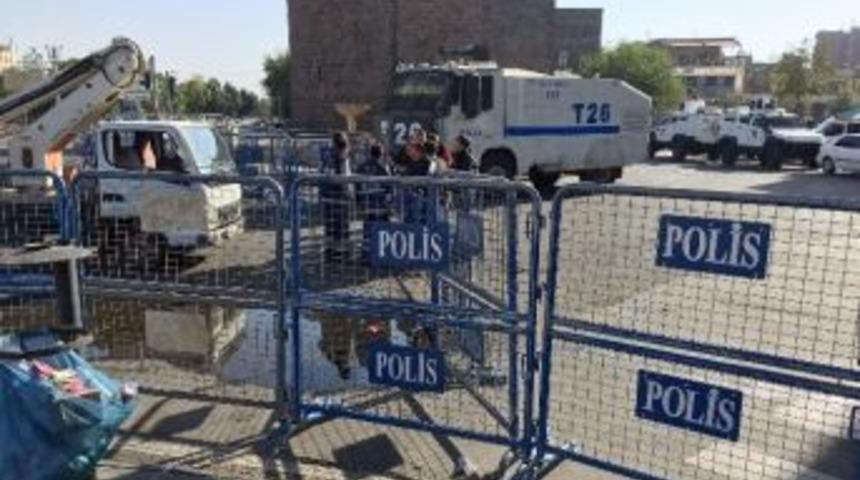 Diyarbakır&rsquo;ın Sur İl&ccedil;esinde Sokağa &Ccedil;ıkma Yasağı S&uuml;r&uuml;yor