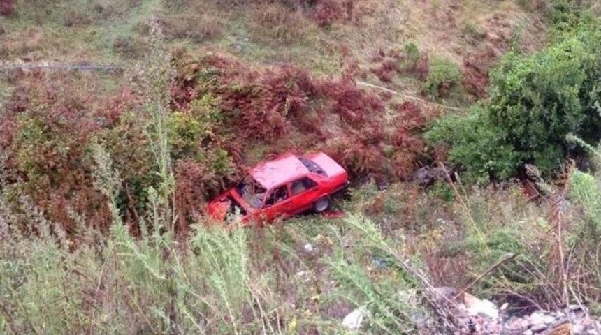 U&ccedil;uruma Yuvarlanan Otomobilde 2&rsquo;si Ağır 3 Kişi Yaralandı