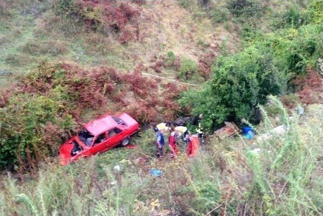 Uçuruma Yuvarlanan Otomobilde 2’si Ağır 3 Kişi Yaralandı