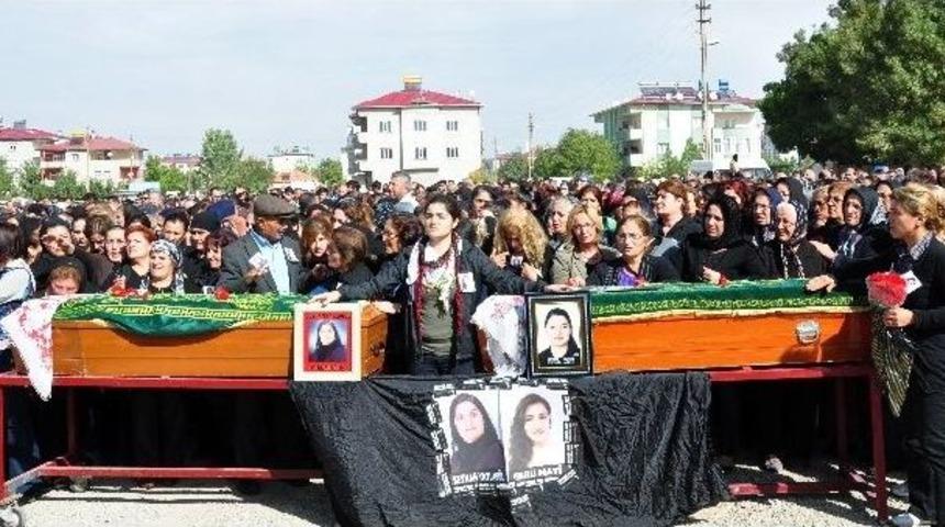 Ter&ouml;r Kurbanı Kadınlar Ağıtlarla Uğurlandı