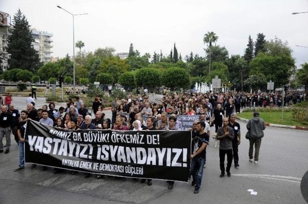 Ankara&rsquo;da Hayatını Kaybedenler Antalya&rsquo;da Binlerce Kişiyle Anıldı