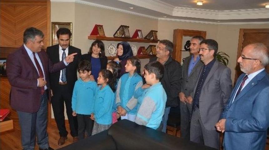 &Ouml;ğrencilerden Başkan &Ouml;zg&uuml;ven&rsquo;e Teşekk&uuml;r
