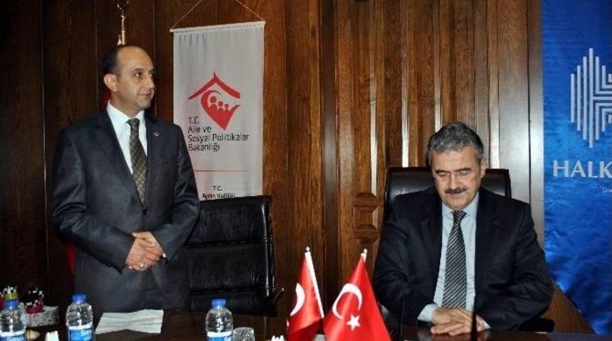 Aydın&rsquo;da Şehit Yakınlarına Bilgisayar Hediye Edildi