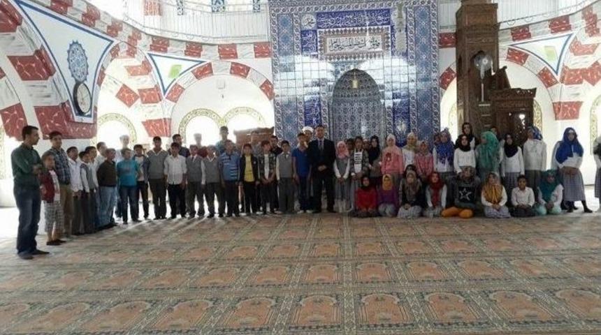 Kahtalı &Ccedil;ocuklar Camiye Koştu