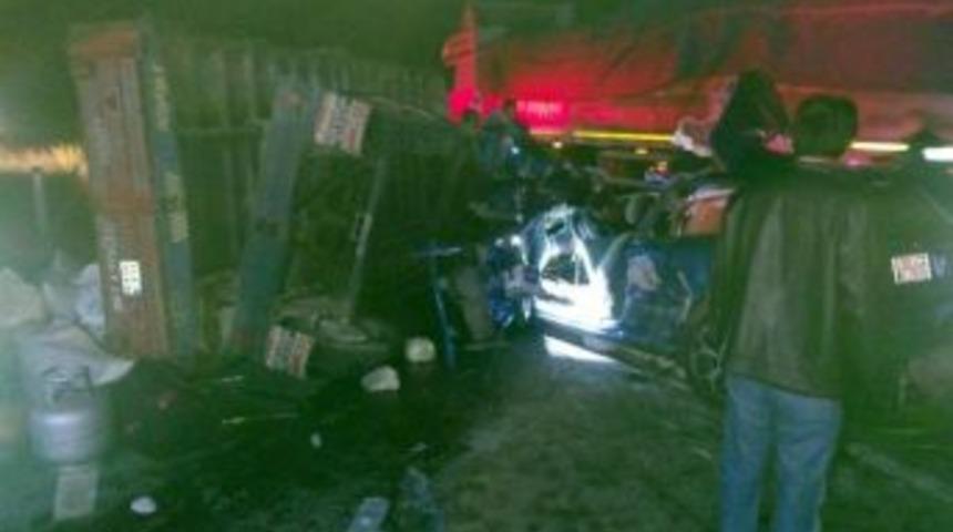 K&uuml;tahya&rsquo;da Otomobil İle Trakt&ouml;r &Ccedil;arpıştı: 2 Yaralı