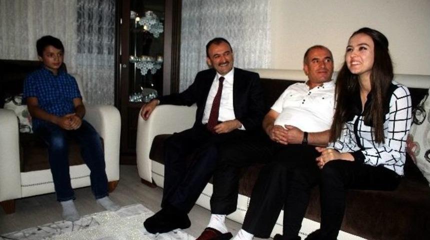 İl Milli Eğitim M&uuml;d&uuml;r&uuml; &Ccedil;andıroğlu, Halk Eğitim Merkezlerinde Kurs Alan 2 &Ouml;ğrenciyi Evinde Ziyaret Etti