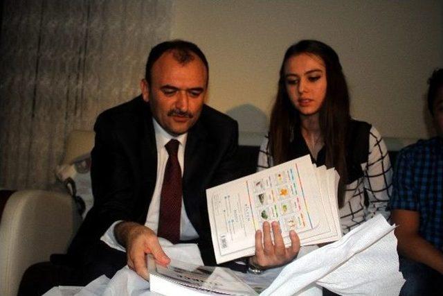 İl Milli Eğitim Müdürü Çandıroğlu, Halk Eğitim Merkezlerinde Kurs Alan 2 Öğrenciyi Evinde Ziyaret Etti