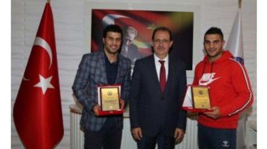 Rekt&ouml;r Coşkun, Altın Yumrukları &Ouml;d&uuml;llendirdi