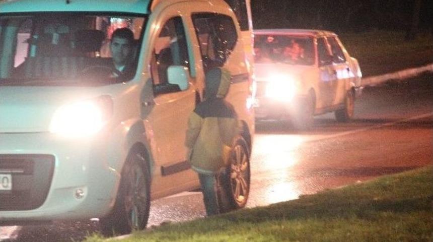 (&ouml;zel Haber) Akıllı Telefonlu Dilenci 5 Yaşındaki Kardeşini Trafiğin İ&ccedil;ine Attı