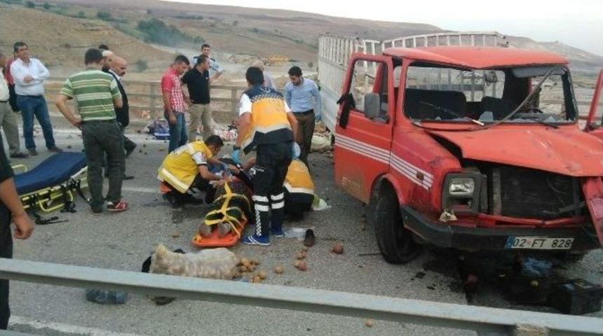 Tekeri Patlayan Kamyonet K&ouml;pr&uuml;n&uuml;n Bariyerlerine &Ccedil;arptı