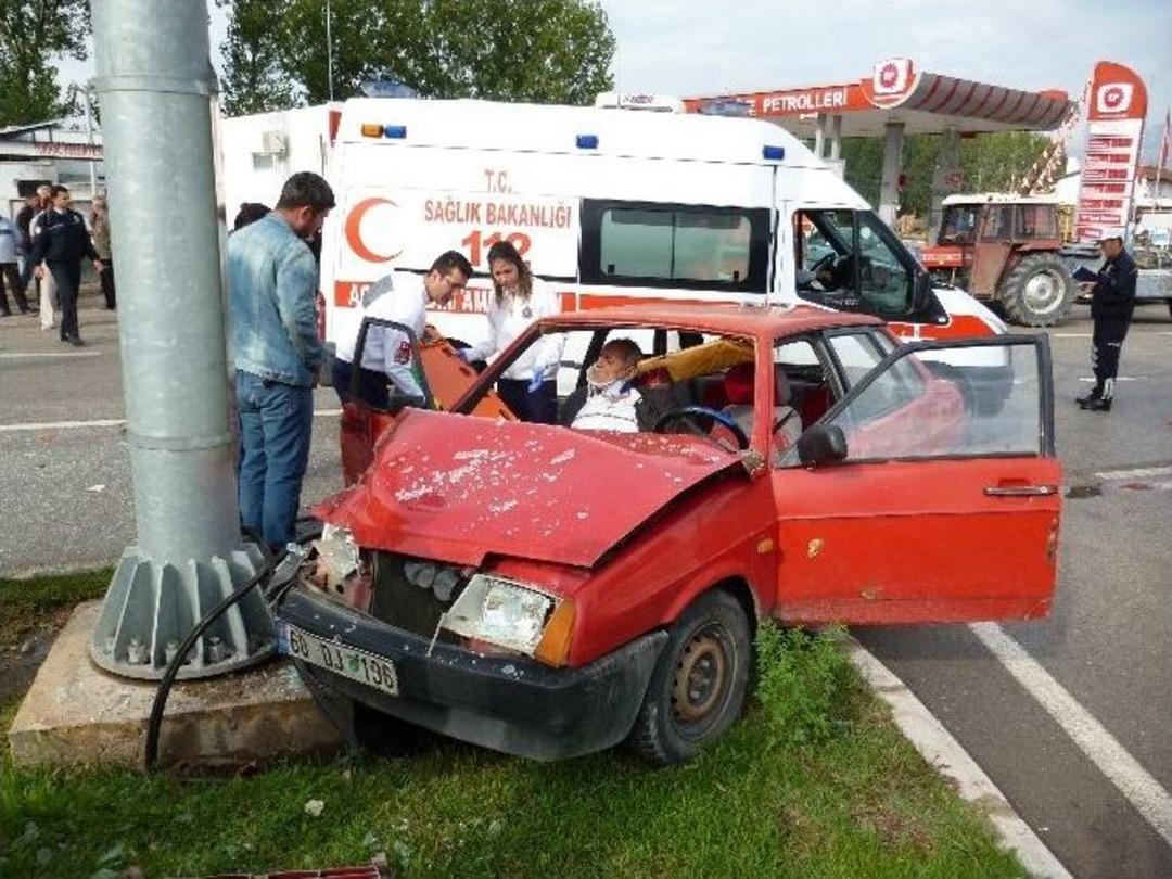 Turhal&rsquo;da Trafik Kazası: 3 Yaralı