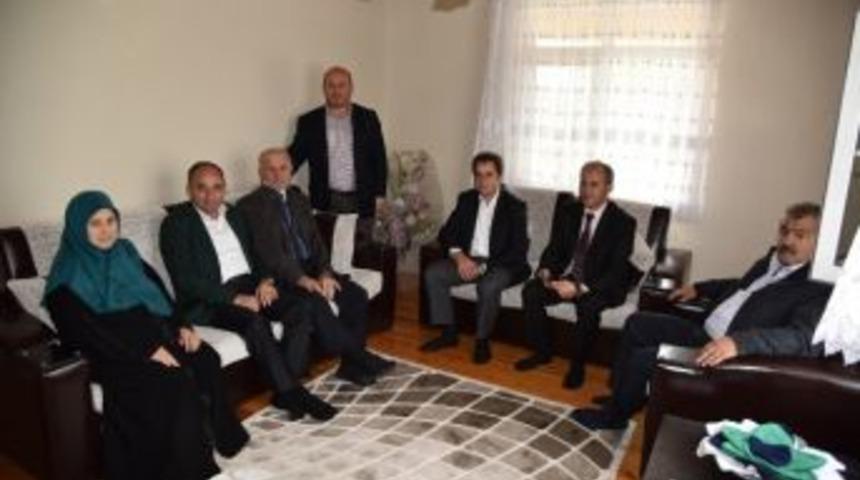 Başkan &Uuml;z&uuml;lmez Hacıları Ziyaret Etti