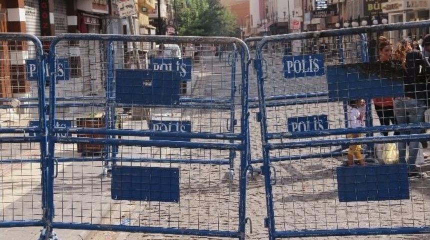 Sur&rsquo;daki 3 Mahalle Ve 1 Caddede Yasak S&uuml;r&uuml;yor