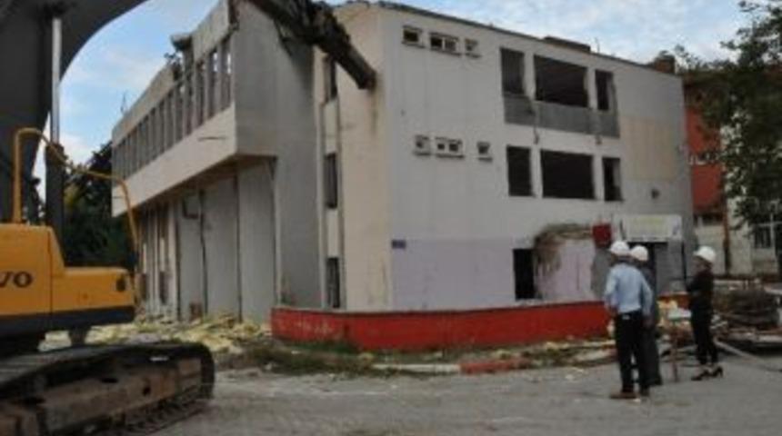 &Ccedil;&uuml;r&uuml;k Binalar Yıkılıyor